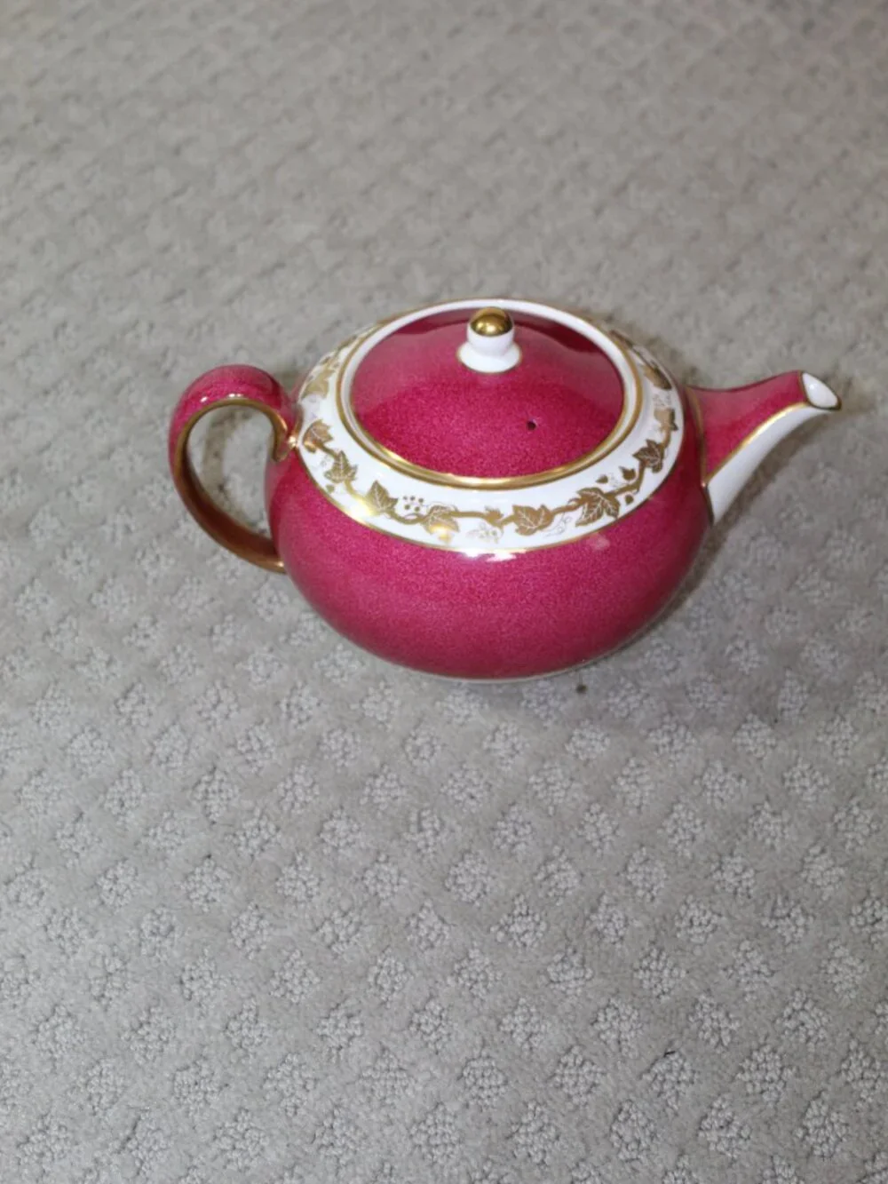 Wedgwood Whitehall W3994 Bone China Powder Ruby Tea Pot